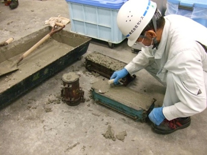 セメント打設作業